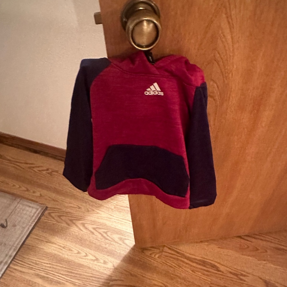Marrón with blue adidas sweater